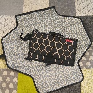 Skip hop portable changing station